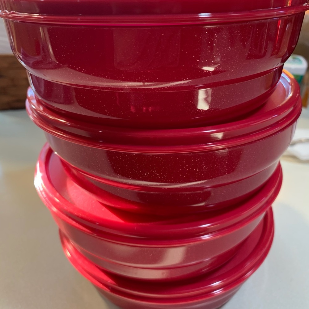 Tupperware cereal bowls with lids
